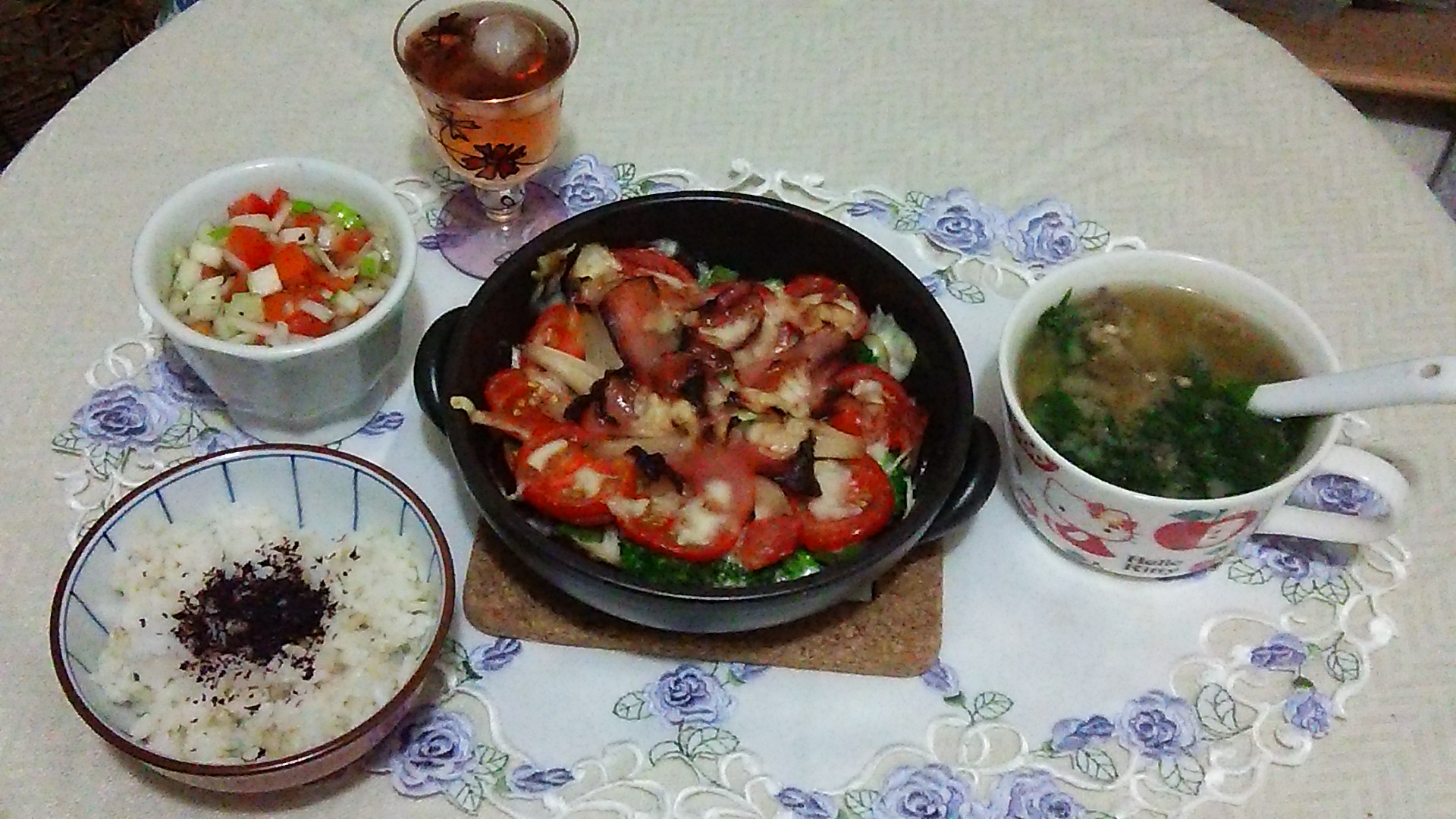 完熟トマトと夏野菜のオーブン焼き、きゅうりとトマトと玉ねぎのサラダ、あしたばのお味噌スープ