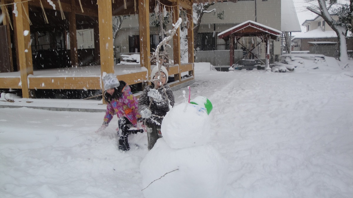 「雪知らぬ 子らが作りし 雪だるま 愉しき冬の 一刻(ひととき)の記憶」