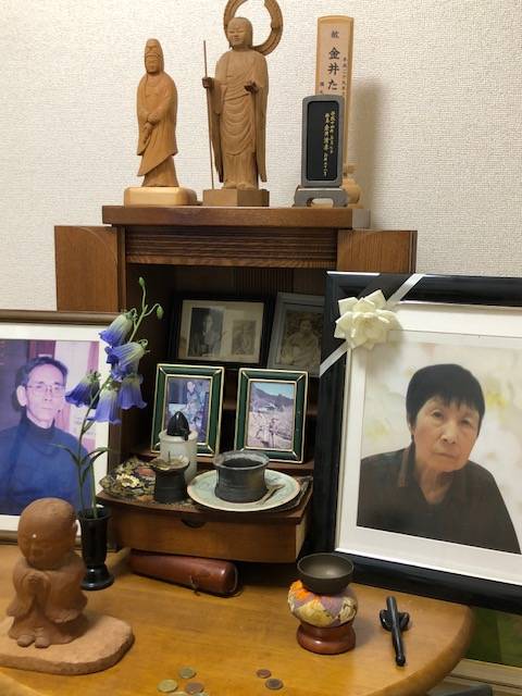 「小さな背」、自分を背負いあやし、育て、泣きやませ。しかし、私は礼も言えず涙する